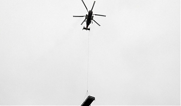 Вертолетом Ка-32  установлены кондиционеры весом до 2,8 тонн на крышу торгового центра «Columbus»