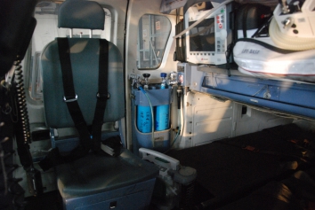 Кресло врача, стойка с кислородными баллонами и Accuvac Basic (отсасывающий прибор)