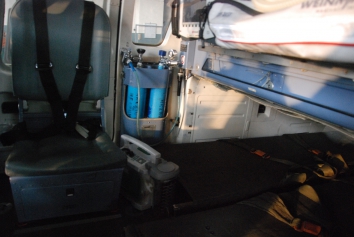 Кресло врача, стойка с кислородными баллонами и Accuvac Basic (отсасывающий прибор) и носилки типа NATO